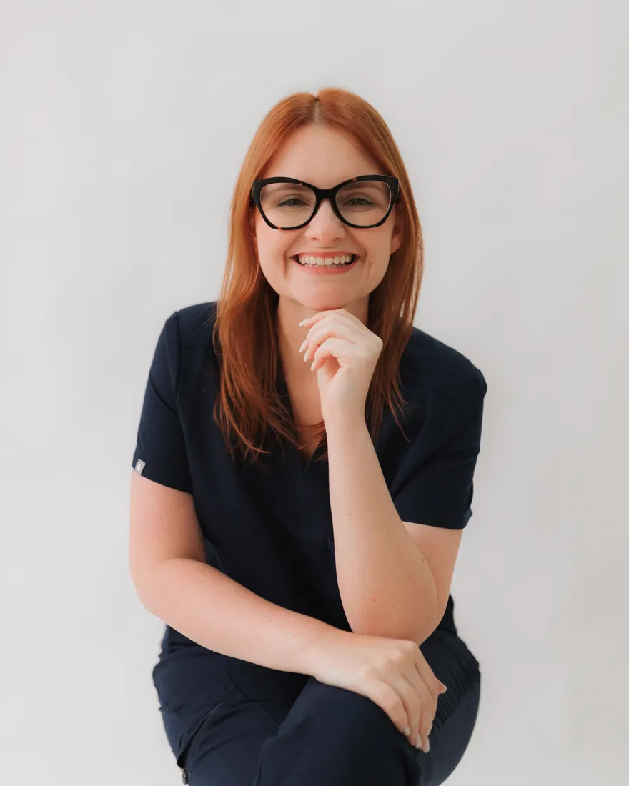 Patricia, fundadora da Nursy, de scrubs azul-marinho, sorrindo